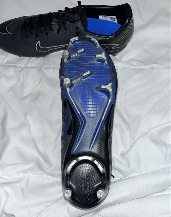 Chuteiras com brinde de uma tshirt e caneleiras