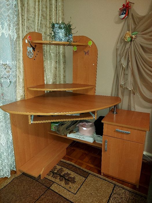 Комп'ютерний стіл