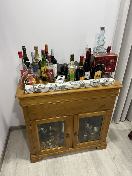 Móvel Bar em Madeira com Portas em Vidro
