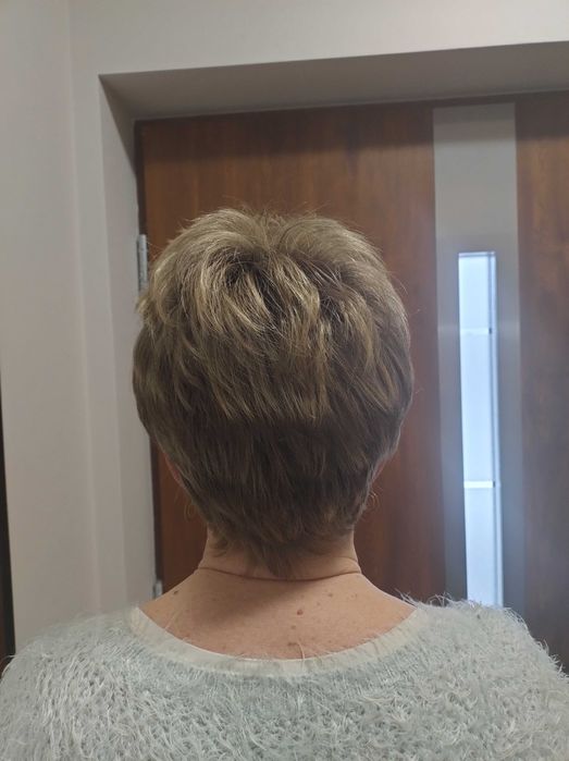 Peruka ciemny blond