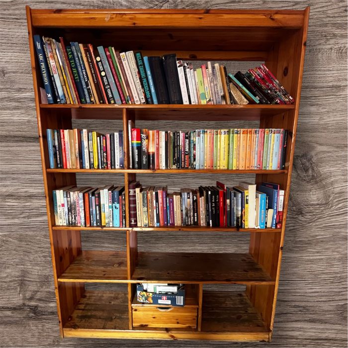 Solidny regał sosnowy z przegrodami