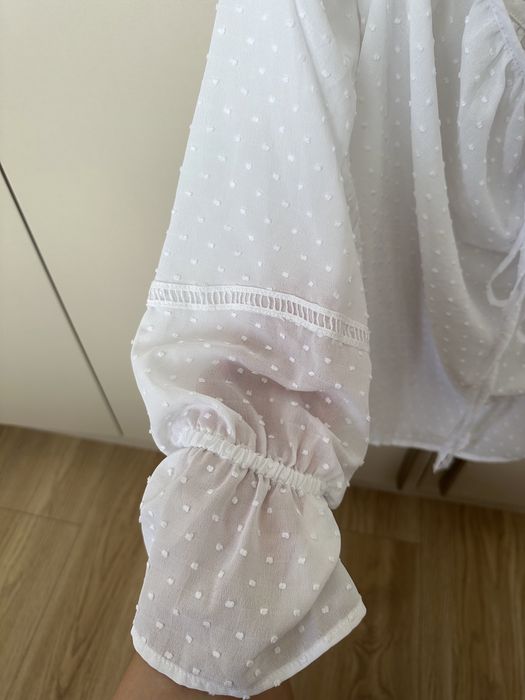 Біла блуза зі спущеним плечем