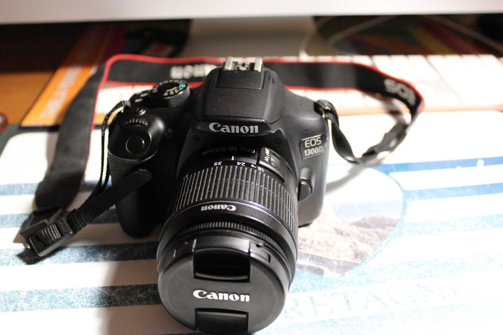 Máquina fotografica canon 1300 D com mala cannon