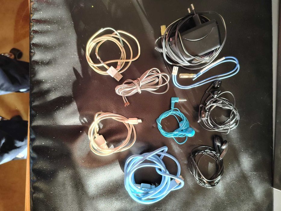 Cabos, carregadores e outro acessórios aleatórios