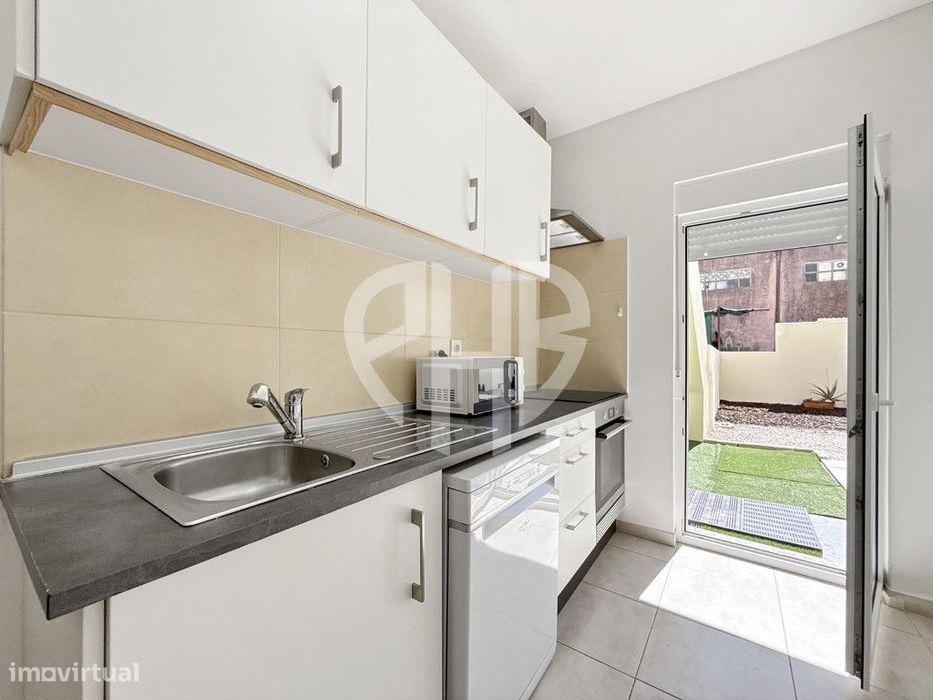 Apartamento T1 Remodelado em Camarate // Com Quintal Privativo