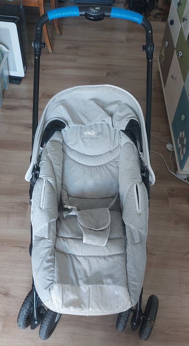 Carinho de bebé usado com capa de proteção