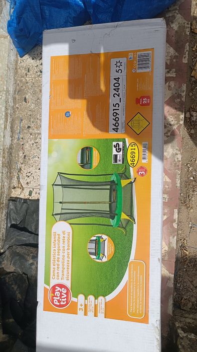 Trampolim de criança com proteção