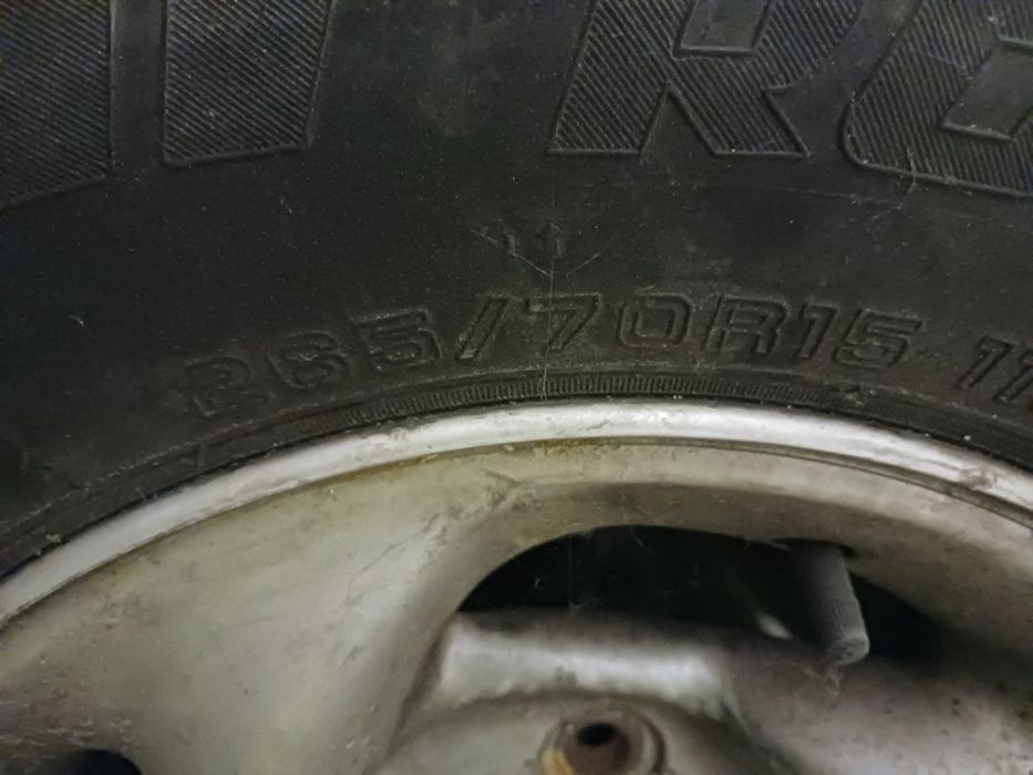 Pneus e jantes em bom estado