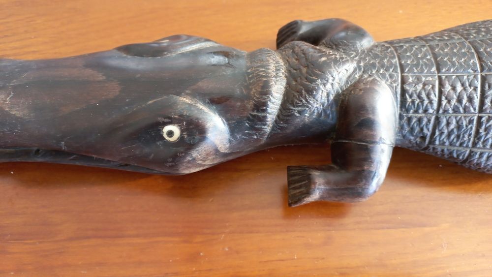 Crocodilo em madeira preta