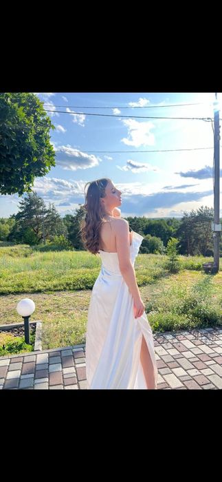 Сукня випускна або весільна 
Розміри 
Об.грудей 88-90
Талія 74-75
Бедр