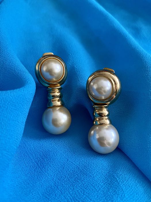 unikatowe pozłacane klipsy Joan Rivers old money grzechotki perły