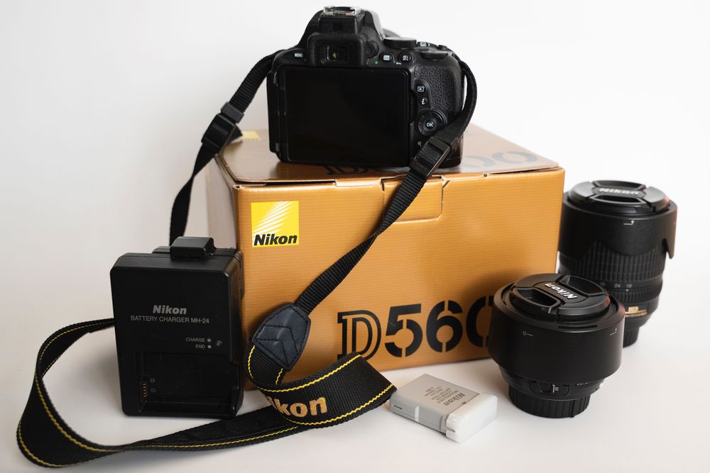 Nikon D5600 w zestawie z 2 obiektywami, ładowarką i dodatkową baterią