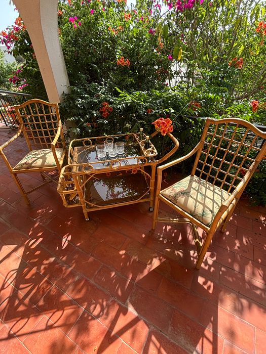 Mini bar com quatro rodas e duas cadeiras de bamboo