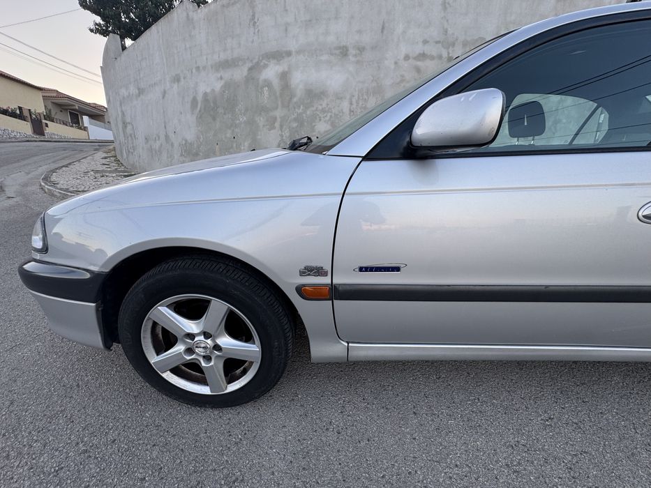 Toyota Avensis 2.0 D4-D de 2000, em bom estado de circulação