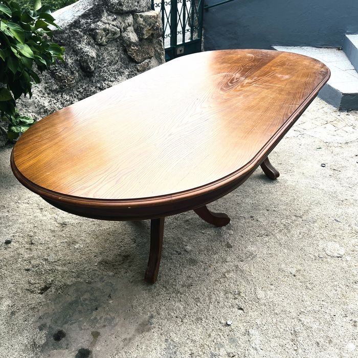 Mesa de Jantar Oval em Madeira