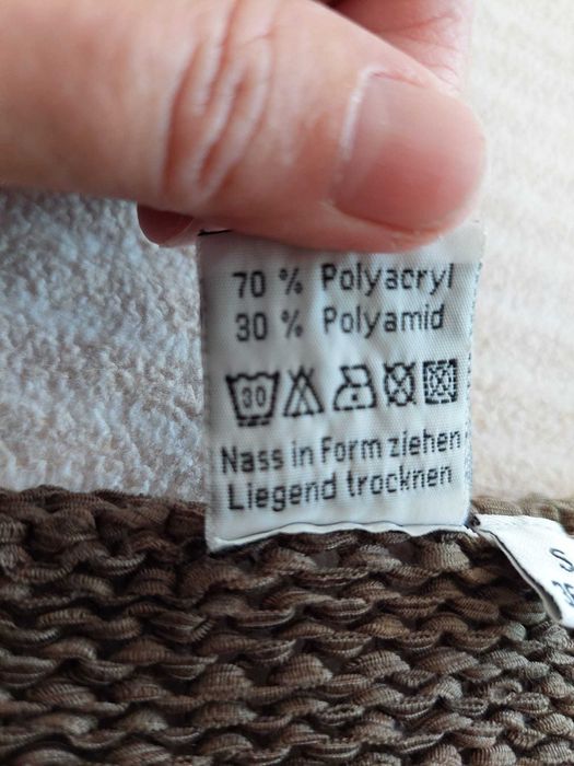 Sweter damski ciemnozielony.