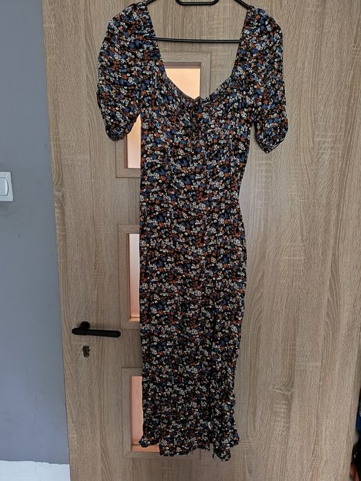 Sukienka w kwiaty z rozcięciem na nodze