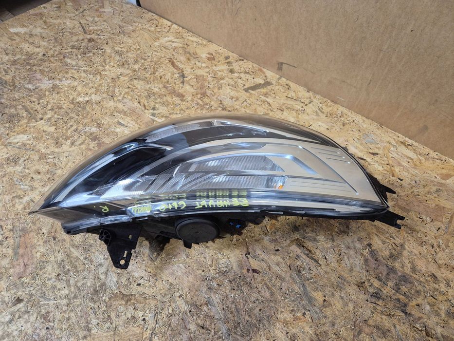 Renault Clio IV lampa przednia prawa przód.