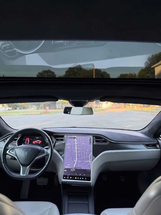 Tesla Model S 85D      2015