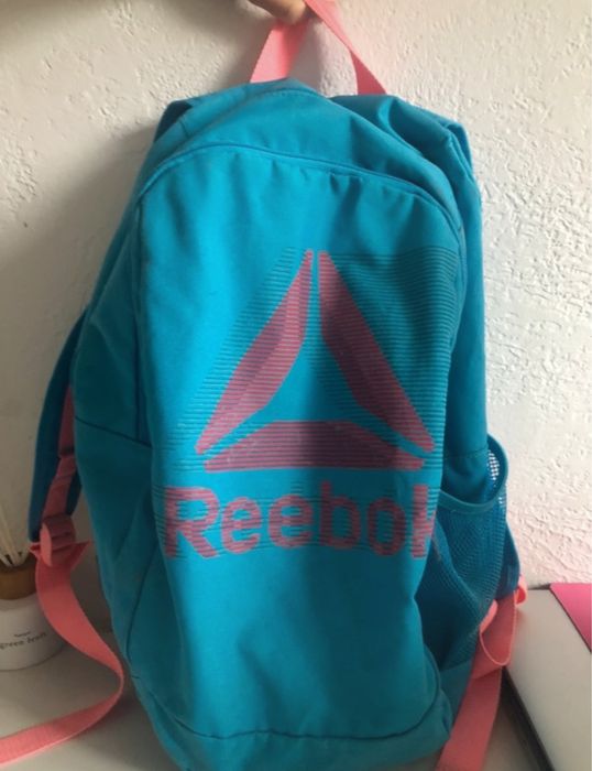 niebieski plecak reebok z różowymi elementami