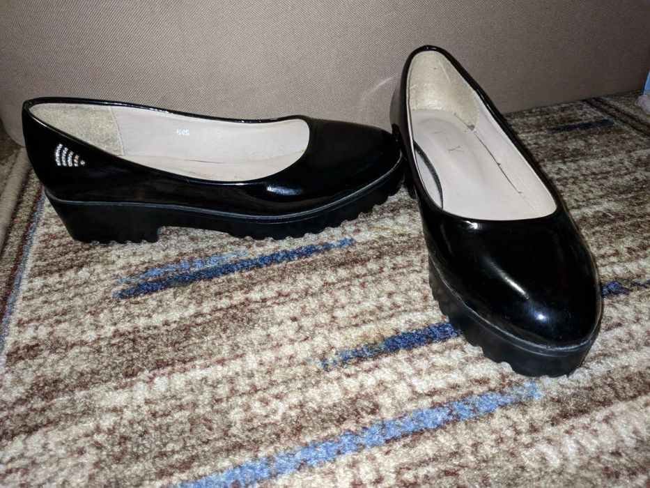 Туфлі лакові на тракторній підошві