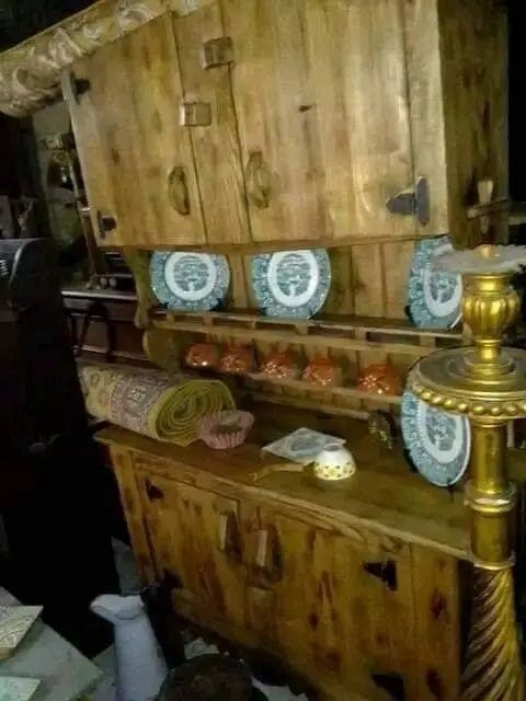 Restos do antigamente. Velharias em castanho maciço e peças decorativa