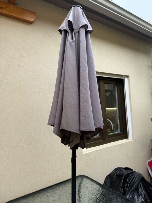 Mesa e guarda sol quintal