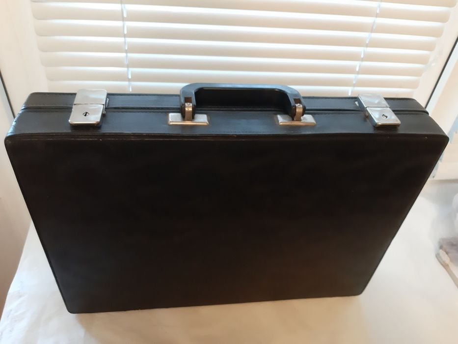 Дипломат - чемодан кожанный б/у производство УССР  1988год