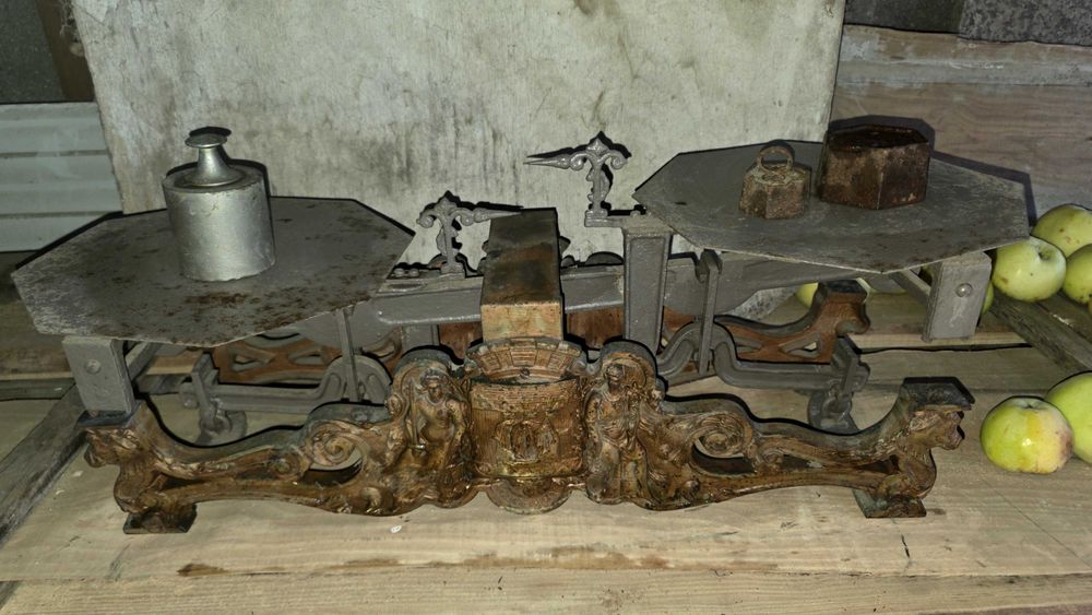 Balança Antiga Roberval Bronze com Brasão - 2 Pratos + Pesos - Peça de Coleção