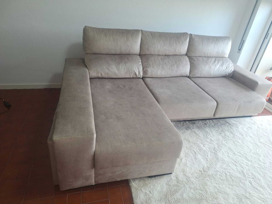 Conjunto Sofá Krypton 260cm Chaise ESQ + 4 Puffs Jakarta Sand - Como Novo