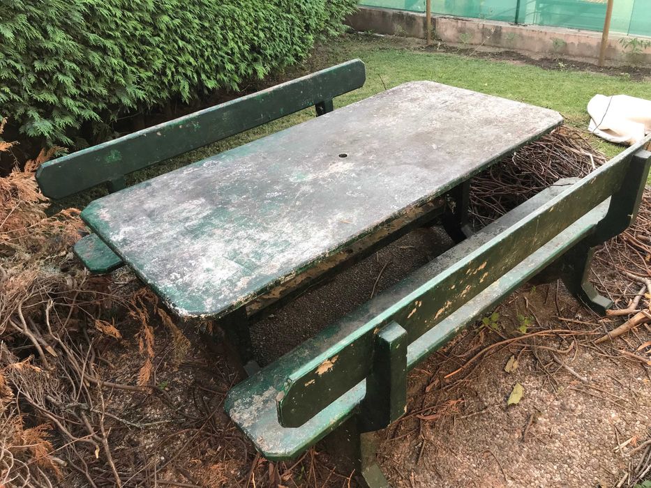Dou mesa e bancos de jardim, em betão