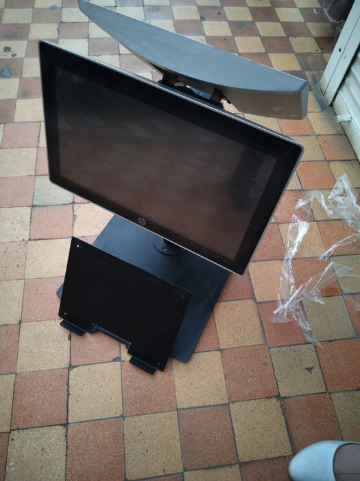 Прикасова стійка з сенсорними моніторами HP
Торгова стійка для POS-тер