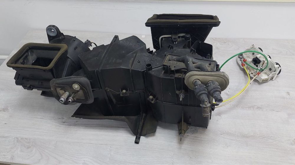 Корпус пічки з теплообмінником та проводкою Skoda Octavia Tour