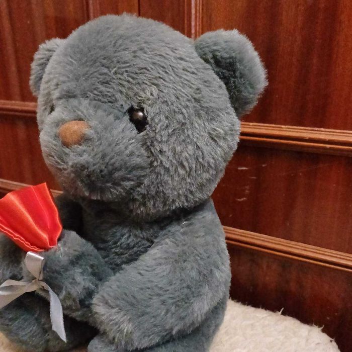 Вітальний ведмедик з квіткою