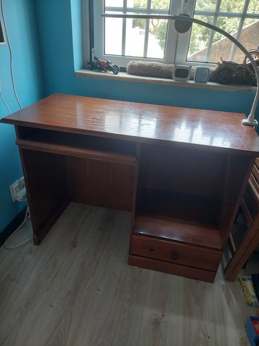 Secretária em pinho mel para quarto