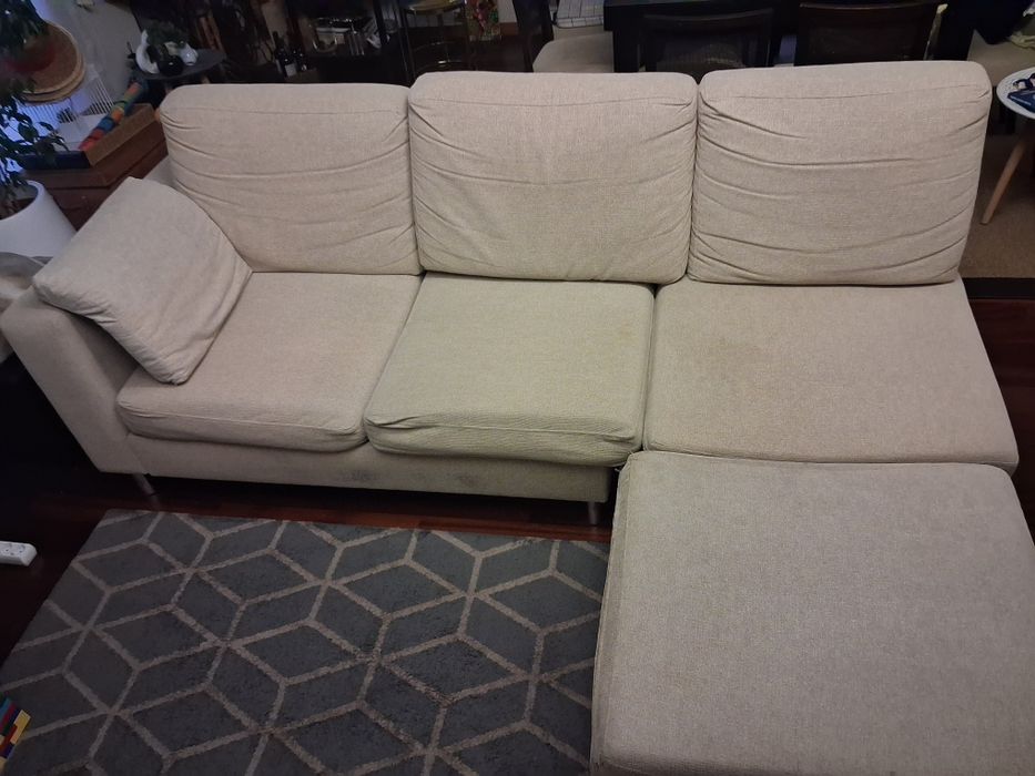 Sofá beje com chaise longue