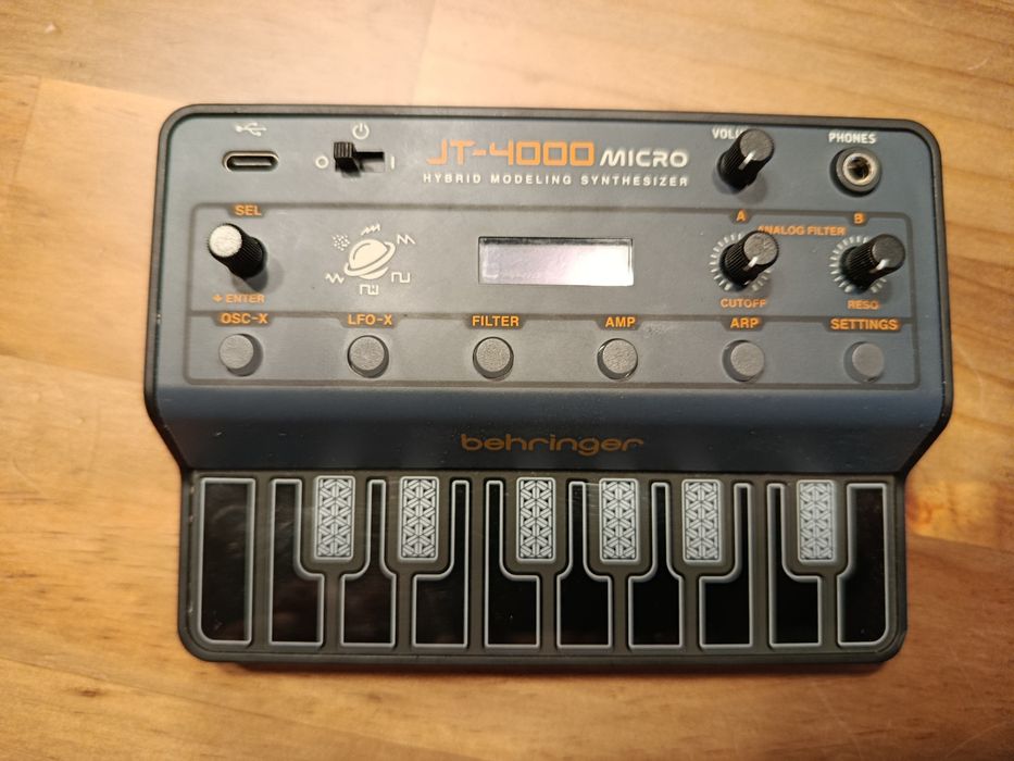 Behringer Syntezator JT-4000 Micro