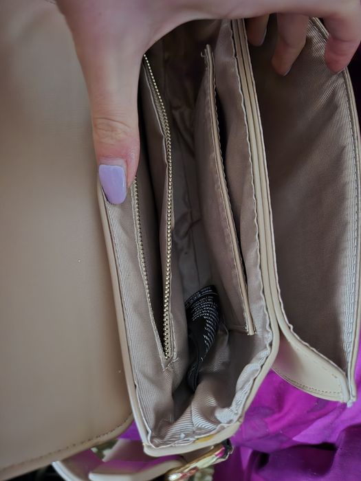 Beżowa torebka crossbody listonoszka nerka