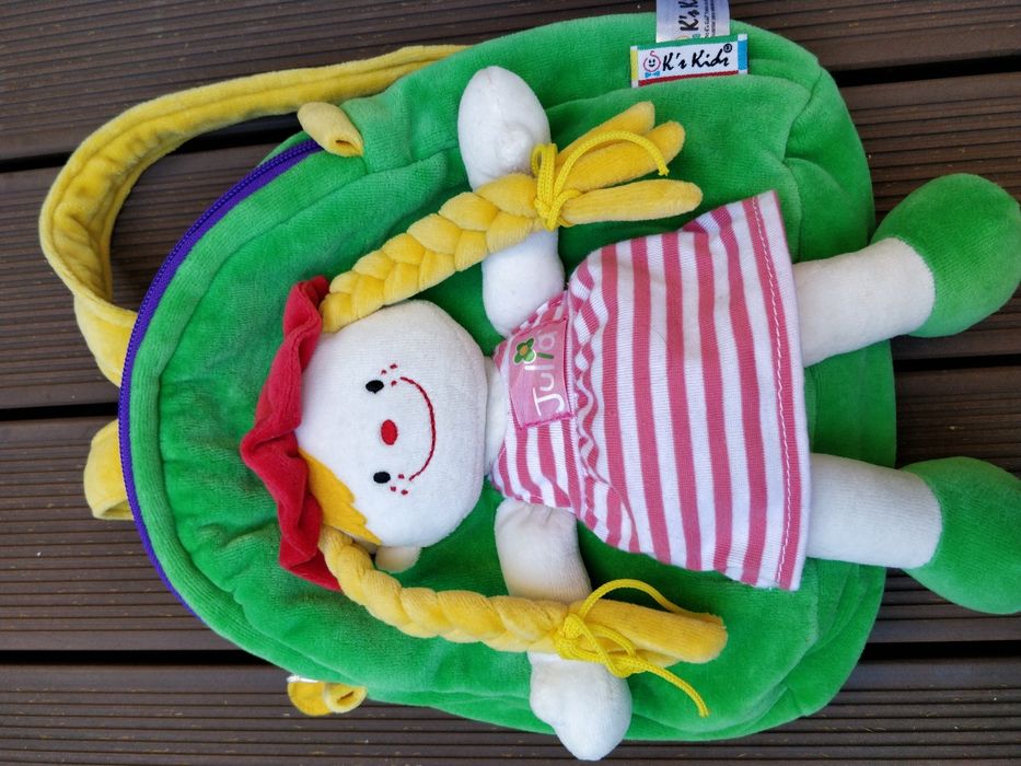 Mochila com boneca