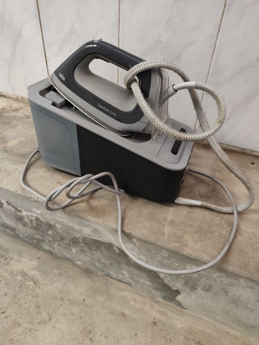 Ferro engomar com caldeira marca Braun - liga, mas funciona mal, precisa reparação.