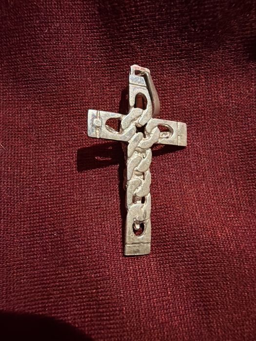 Crucifico de prata para fio