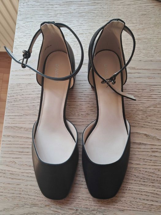 Nowe buty letnie sandały na obcasie 42