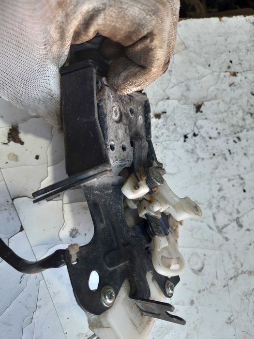 Замок механізм для кришки ляди багажника Мазда 3 БК хетчбек