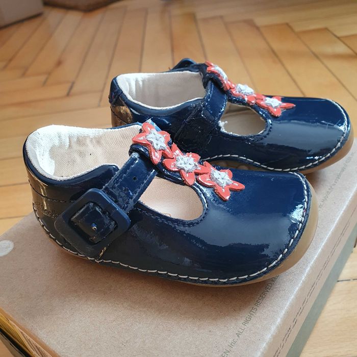 Sandałki dla dziewczynki.