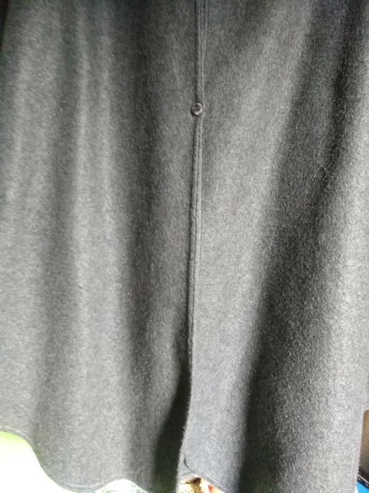 Ponczo z futrzanym kołnierzem.