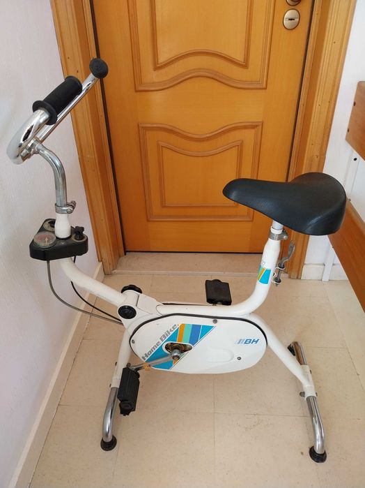 Bicicleta estática branca