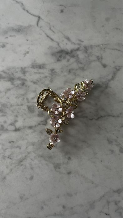Złota klamra do włosów z różowymi kwiatami