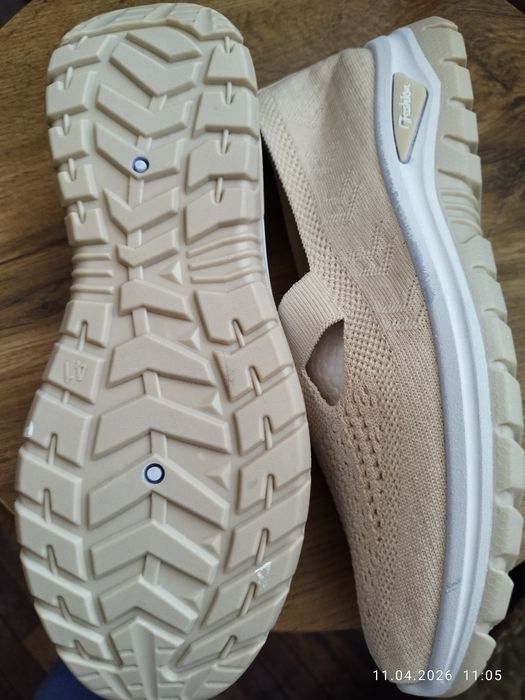 Beżowe, materiałowe, bardzo wygodne 41