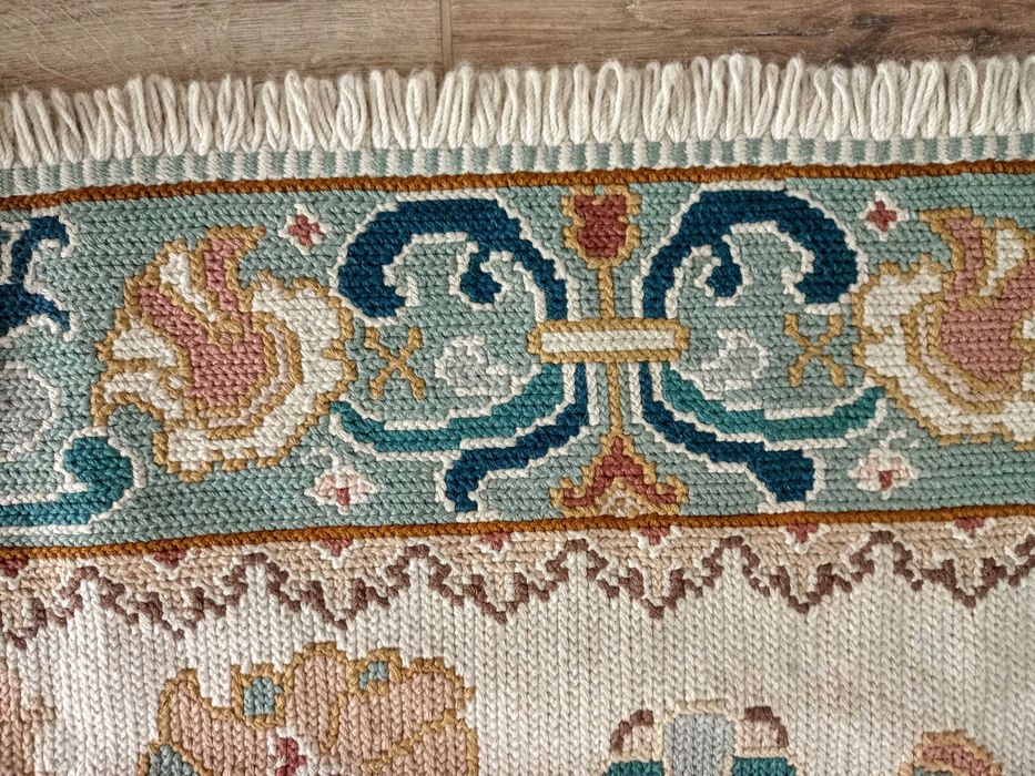 Tapete Arraiolos 210x160.Azul claro,bege,crú,rosa.Ler descrição total!