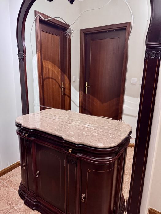 Móvel aparador em madeira maciça com espelho